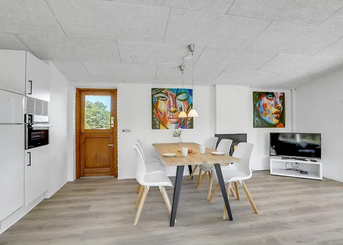 3 Bedroom Lovely In Сasa de vacaciones Spottrup